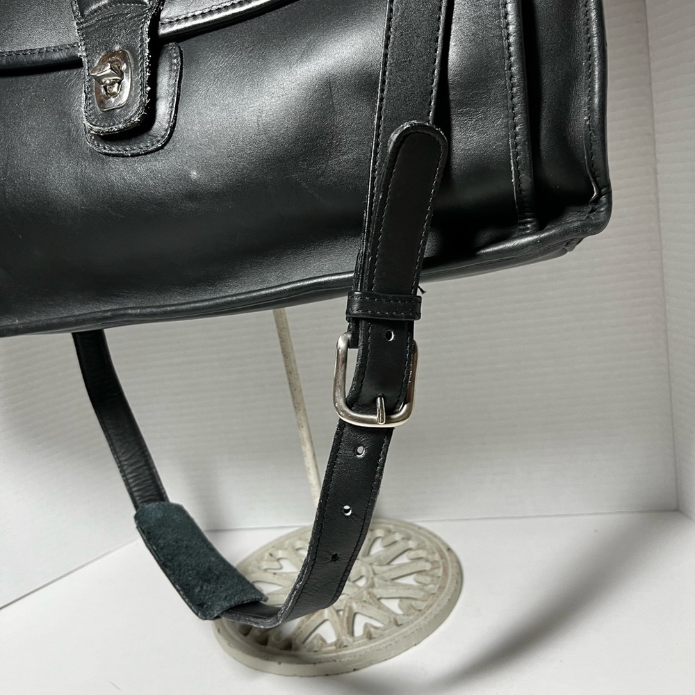 Vintage Coach Beekman Leather Messenger
F13-5266 - Picture 4 of 13